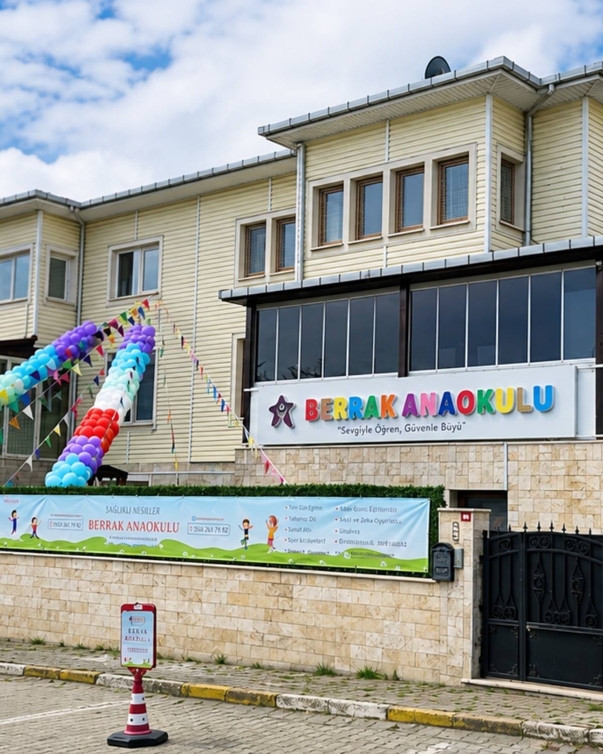 Berrak Eğitim Kurumları doğal bahçesinde öğrenen çocuk