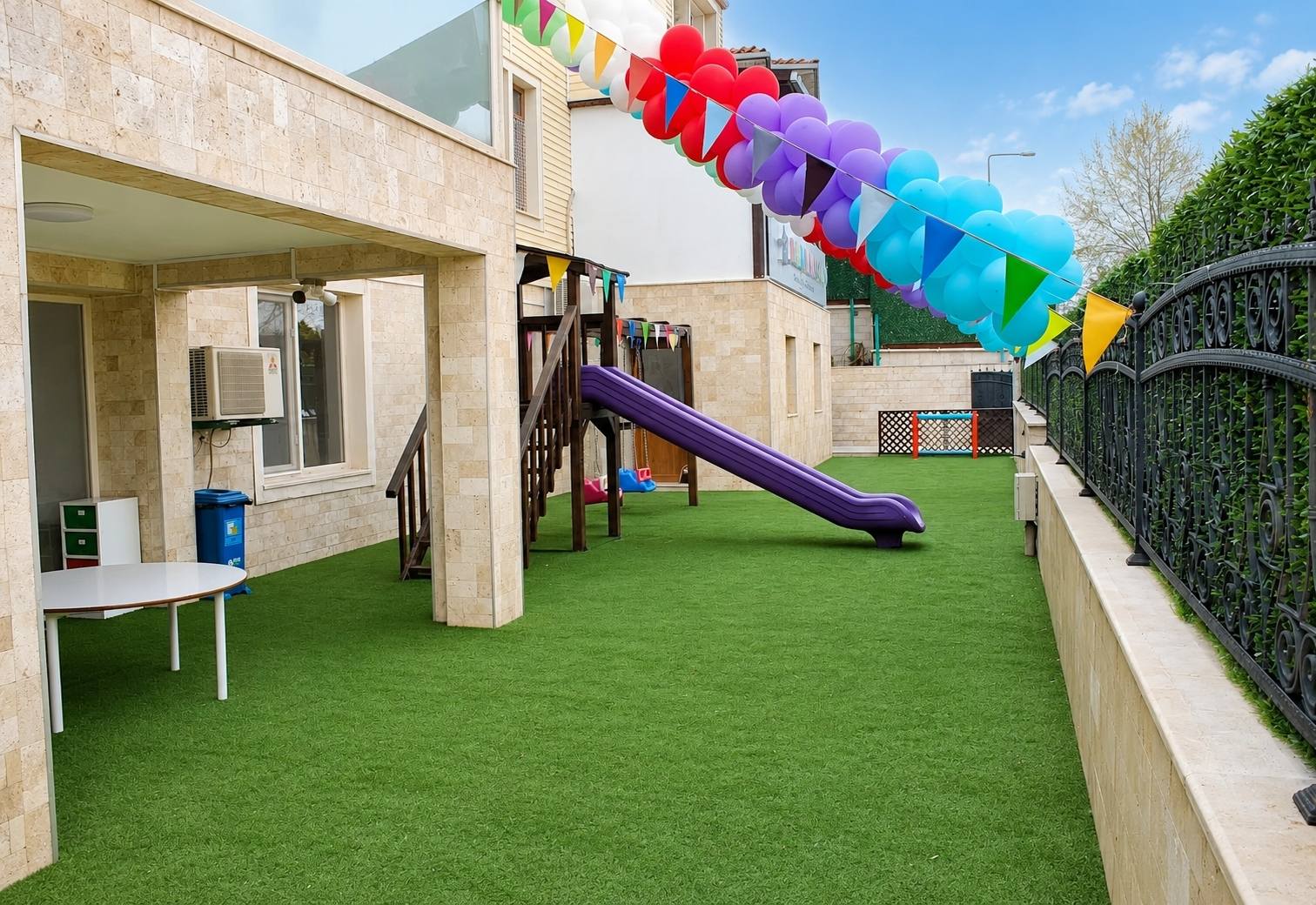 Berrak Eğitim Kurumları 450 m2 doğal bahçe